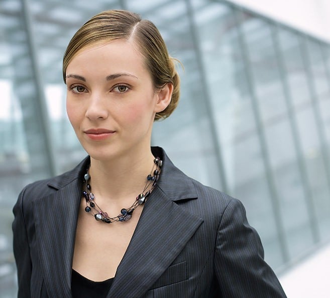 Frau am Gang eines Buerogebaeudes, Portraet